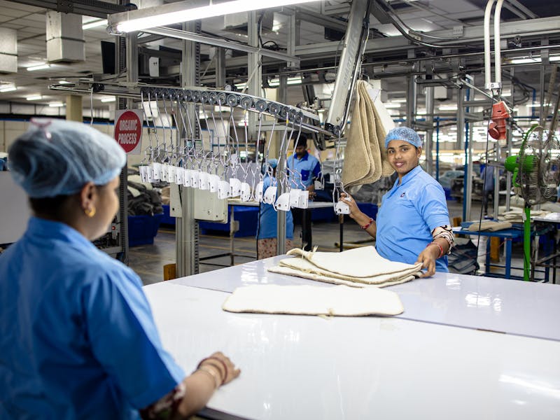 Sản xuất trang phục chất lượng cao - Quy trình sản xuất chuyên nghiệp với máy móc hiện đại